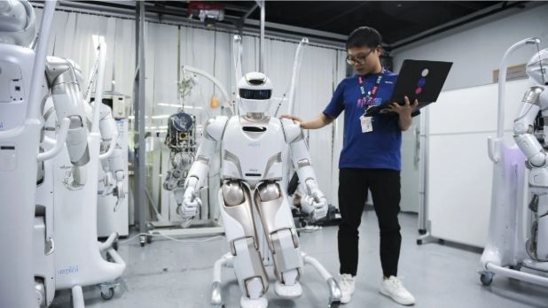 Robot hình người Walker X tại một công ty khoa học công nghệ ở Thâm Quyến. Ảnh: Xinhua.