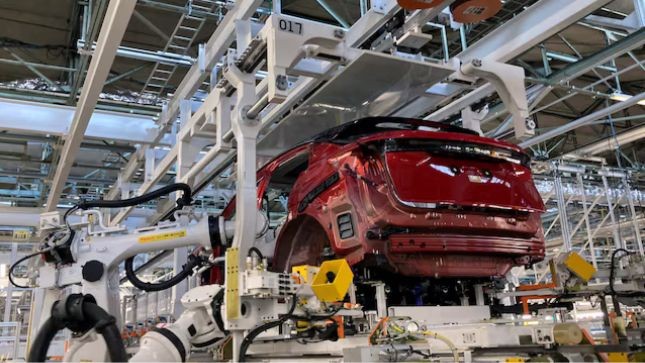 Hệ thống lắp đặt hệ thống truyền động của Nissan Motor với cấu trúc pallet hai lớp. Ảnh: Reuters.