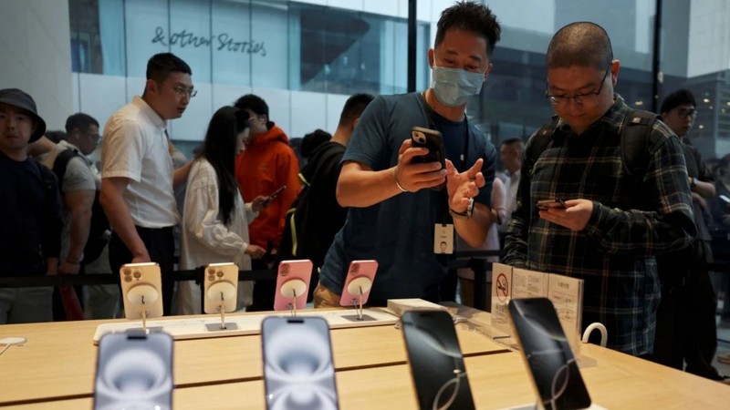 Một nhân viên của Apple Store đang phục vụ khách hàng khi dòng điện thoại thông minh iPhone 16 mới được bán tại Bắc Kinh. ẢNh: SCMP.