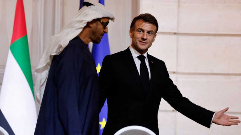 Sheikh Mohamed bin Zayed Al Nahyan, Tổng thống Các Tiểu vương quốc Ả Rập Thống nhất, và Tổng thống Pháp Emmanuel Macron. Ảnh: Reuters.