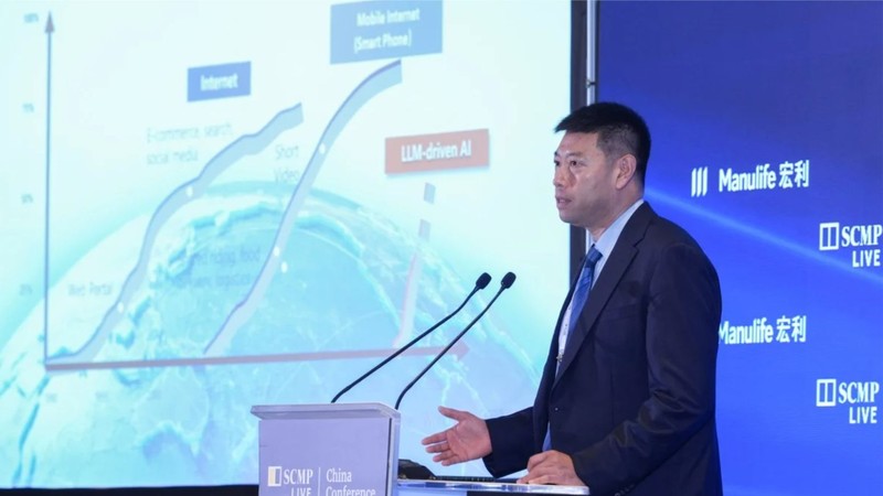 Chuyên gia AI của Alibaba Huang Fei phát biểu tại Hội nghị SCMP Trung Quốc 2025 tại JW Marriott ở Admiralty vào ngày 8 tháng 7 năm 2025. Ảnh: Eugene Lee.