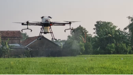 Mẫu máy bay không người lái sắp được Yanmar và Terra Drone bán ra sẽ có khả năng rải thuốc trừ sâu và phân bón. Ảnh: Nikkei Asia. Capture.PNG