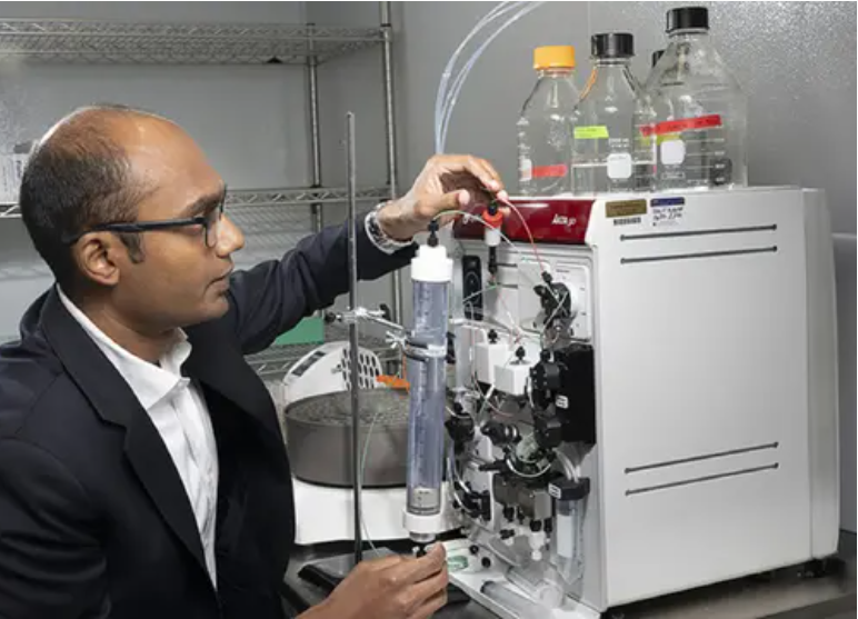 Karthik Sankaranarayanan đang vận hành hệ thống sắc ký lỏng protein nhanh, giúp cô lập và tinh chế protein từ hỗn hợp. Ảnh: Interesting Engineering. Capture.PNG