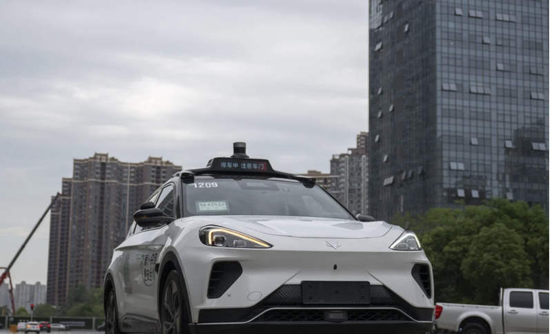 Một chiếc xe tự lái Apollo Go ở Vũ Hán. Ảnh: Xinhua. Ảnh màn hình 2025-09-01 lúc 09.51.26.png