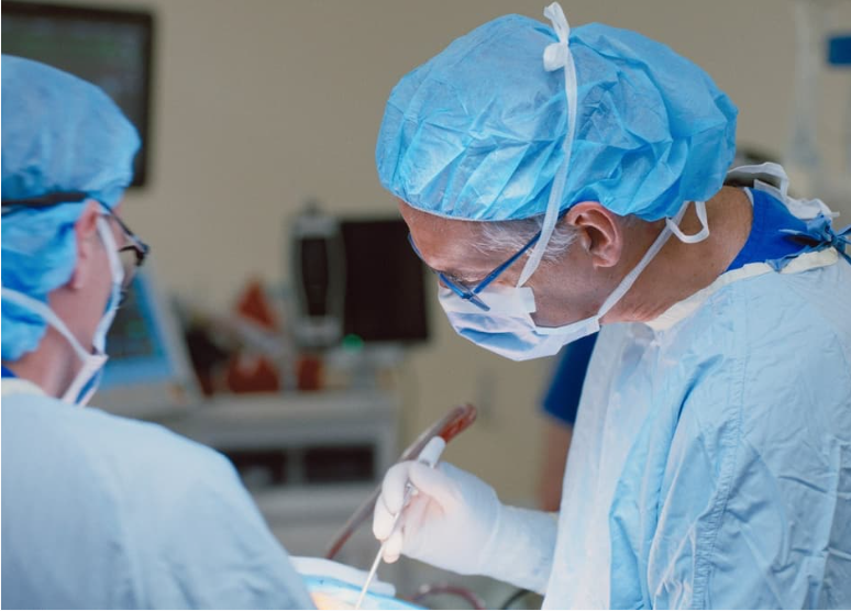 Các bác sĩ phẫu thuật thực hiện ca phẫu thuật cấy ghép thiết bị Neuralink đầu tiên tại Canada. Ảnh: Interesting Engineering. Capture.PNG