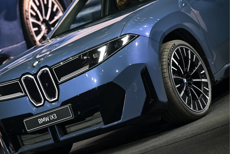 BMW iX3 mới được trưng bày trong buổi ra mắt thế giới trước thềm triển lãm ô tô IAA, tại Munich, Đức. Ảnh: Reuters. Ảnh màn hình 2025-09-06 lúc 12.06.44.png