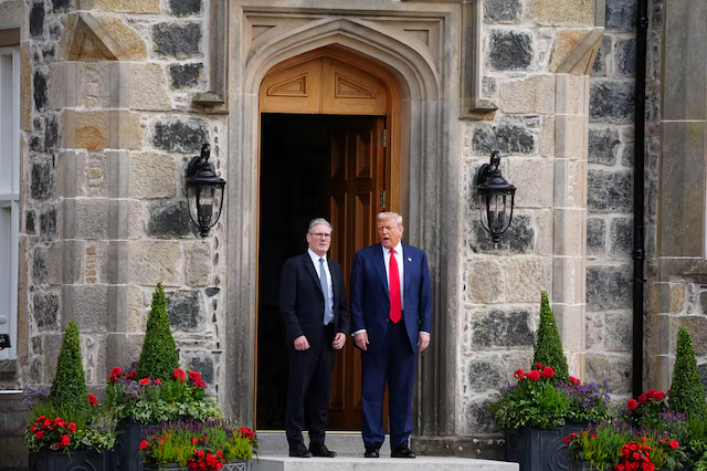 Tổng thống Hoa Kỳ Donald Trump đứng cùng Thủ tướng Anh Keir Starmer. Ảnh: Reuters. Capture.PNG