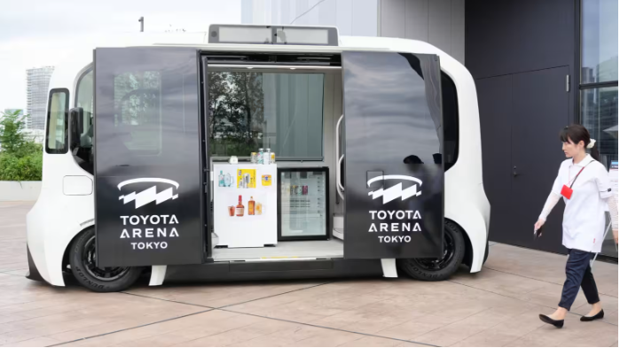 Xe điện e-Pallete mới của Toyota có nội thất rộng rãi, có thể phục vụ các dịch vụ như bán đồ ăn. Ảnh: Nikkei Asia. Capture.PNG