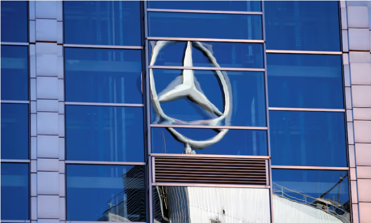 Một biển hiệu Mercedes-Benz tại Warsaw, Ba Lan. Ảnh: Reuters. Capture.PNG