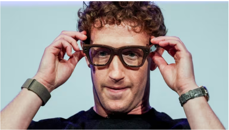 Giám đốc điều hành Meta Mark Zuckerberg đeo kính Meta Ray-Ban Display trong sự kiện Meta Connect tại trụ sở công ty ở Menlo Park, California. Ảnh: Nikkei Asia Capture.PNG