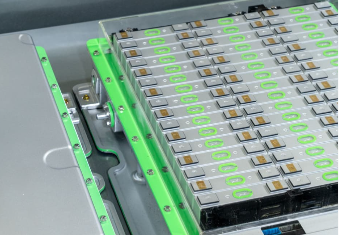 Công nghệ ETOP sẽ loại bỏ các vỏ bọc cell pin để tăng khả năng lưu trữ năng lượng. Ảnh: Interesting Engineering. Capture.PNG