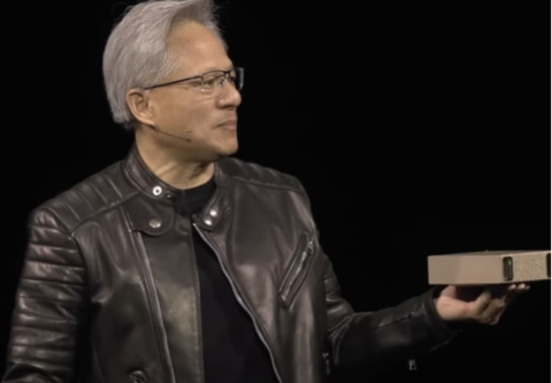 Jensen Huang cầm máy tính DGX Spark AI tại bài phát biểu quan trọng của NVIDIA. Ảnh: Interesting Engineering. Ảnh màn hình 2025-10-14 lúc 08.38.34.png