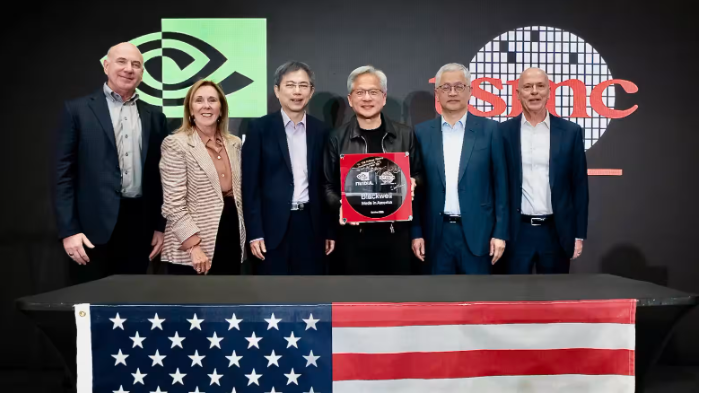 Giám đốc điều hành Nvidia Jensen Huang, ở giữa bên phải, đánh dấu sự khởi đầu của quá trình sản xuất Blackwell tại cơ sở Arizona của TSMC. Ảnh: Nikkei Asia. Capture.PNG