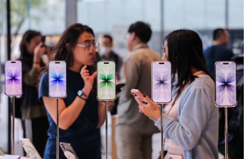iPhone 17 mới được trưng bày tại cửa hàng Apple ở khu vực Sanlitun của Bắc Kinh. Ảnh: Reuters. Capture.PNG