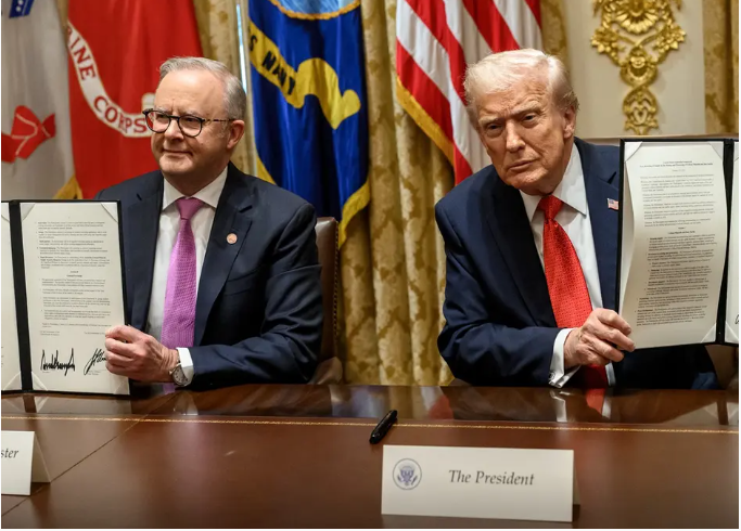 Tổng thống Mỹ Donald Trump và Thủ tướng Úc Anthony Albanese chụp ảnh với báo giới sau khi ký thỏa thuận. Ảnh: Interesting Engineering. Capture.PNG