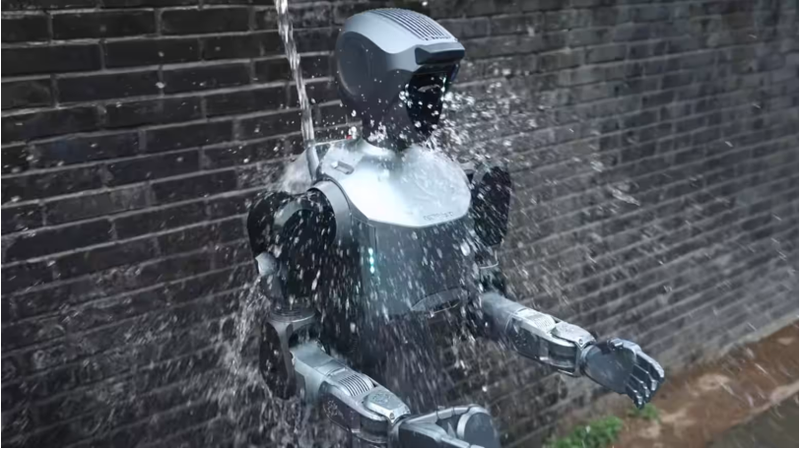 DR02 của Deep Robotics là robot hình người có khả năng chống chịu mọi thời tiết. Ảnh: Nikkei Asia. Capture.PNG