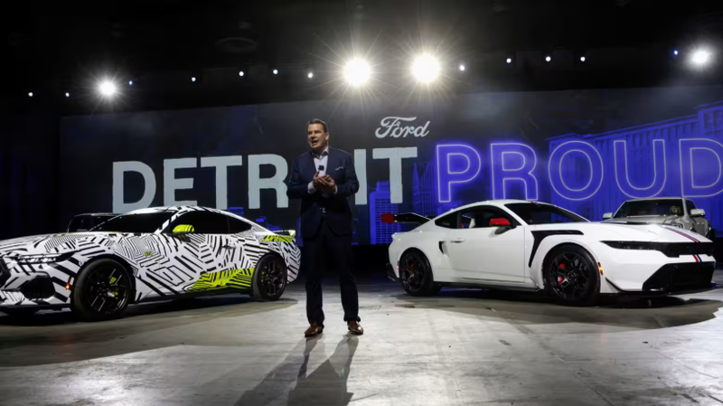 Giám đốc điều hành Ford Motor Jim Farley phát biểu tại Triển lãm ô tô Detroit 2025. Ảnh: Nikkei Asia. Capture.PNG