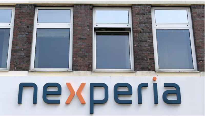 Logo của công ty bán dẫn Hà Lan Nexperia được chụp tại Hamburg, Đức. Ảnh: Reuters. Ảnh màn hình 2025-10-28 lúc 10.46.42.png