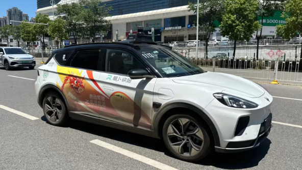 Một chiếc taxi robot Baidu xuất hiện trên đường phố Vũ Hán, tỉnh Hồ Bắc, Trung Quốc. Ảnh: Nikkei Asia. Capture.PNG