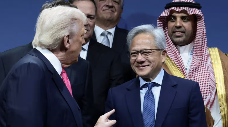 Tổng thống Mỹ Donald Trump và Giám đốc điều hành Nvidia Jensen Huang tại Diễn đàn đầu tư Mỹ-Ả Rập Xê Út ở Washington vào ngày 19 tháng 11. Ảnh: Nikkei Asia.