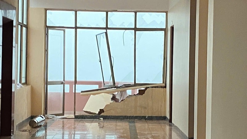 Một bức tường của một khách sạn ở quận Đồ Sơn (TP Hải Phòng) bị gió bão đánh vỡ. Nguồn: OFFB z5806501057048_5f6aa1af067c3bc2a4a5deb22c2bfe0c.jpg