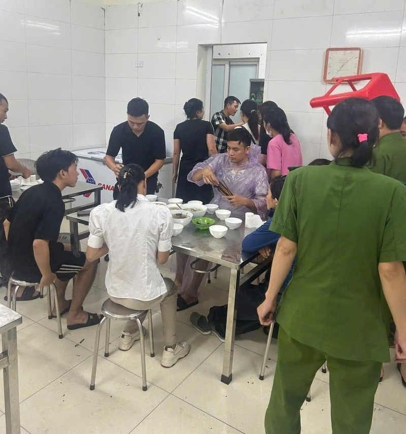 Dù đã khuyến cáo người dân nên hạn chế ra đường vào chiều 7/9, nhưng vì nhiều lý do khác nhau, hàng chục người dân vẫn lưu thông trên đường trong buổi chiều mưa gió. Sau khi cứu trợ người dân bị ngã xe do mưa bão tại khu vực đường Mễ Trì vào trụ sở Công an phường để tránh trú, cán bộ chiến sỹ Công an phường nấu mì cho người dân. Nguồn: Tuổi trẻ Công an Thủ đô 1.jpeg