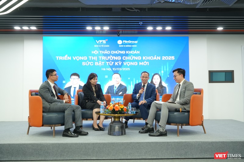 Các chuyên gia chia sẻ tại hội thảo "Triển vọng thị trường chứng khoán 2025". VT-SK.JPG