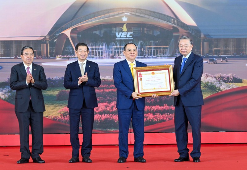 Tổng bí thư Tô Lâm trao tặng Huân chương Lao động hạng Nhất cho Tập đoàn Vingroup. Ảnh: Ban tổ chức. NMQ_2841.jpg