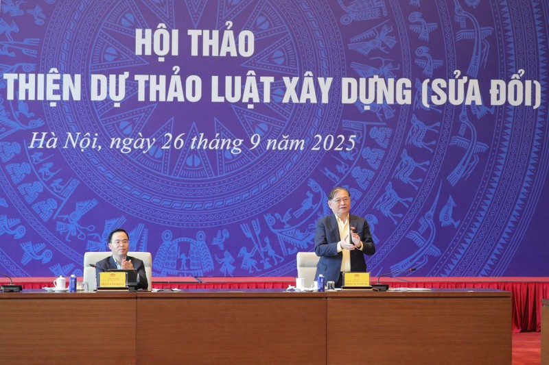 Ông Phan Xuân Dũng, Chủ tịch Liên hiệp các Hội Khoa học và Kỹ thuật Việt Nam - VUSTA (bên phải) và ông Trần Văn Khải, Phó Chủ nhiệm Ủy ban Khoa học, Công nghệ và Môi trường của Quốc hội (bên trái) đồng chủ trì Hội thảo. Chủ tịch Liên hiệp các Hội Khoa học và Kỹ thuật Việt Nam Phan Xuân Dũng.jpg