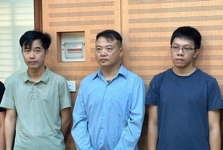 Ông Nguyễn Hữu Tuất (trái) và ông Nguyễn Hòa Bình (giữa) tại cơ quan công an. Ảnh: CAHN. Shark-Binh.jpg