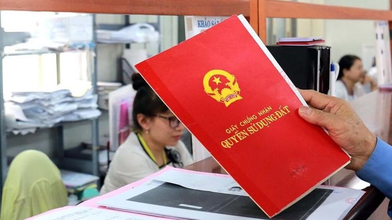 Người dân photo sổ đỏ nộp cho xã, phường