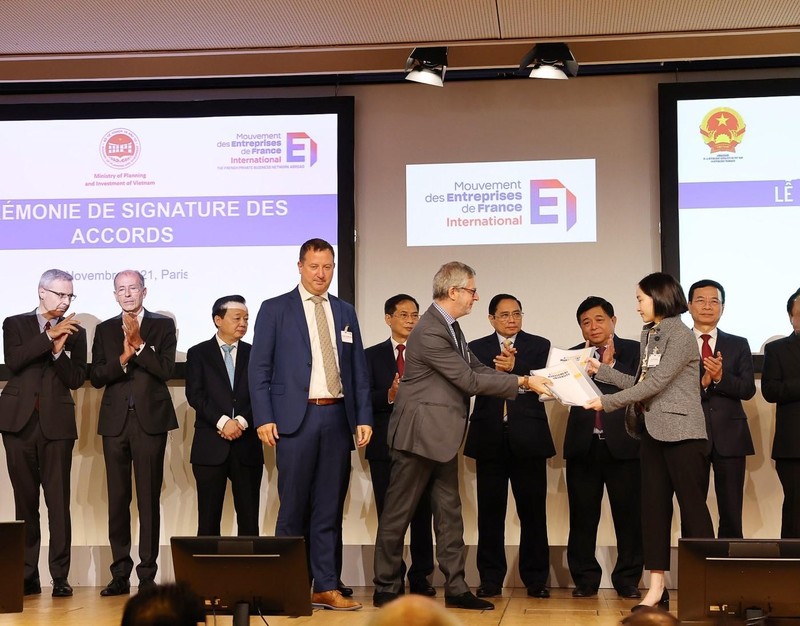 Bà Bùi Thu Hương đại diện IDS Equity Holdings tại lễ ký Bản ghi nhớ hợp tác tại Paris ngày 4/11/2021 Bà Bùi Thu Hương đại diện IDS Equity Holdings tại lễ ký Bản ghi nhớ hợp tác tại Paris ngày 4/11/2021