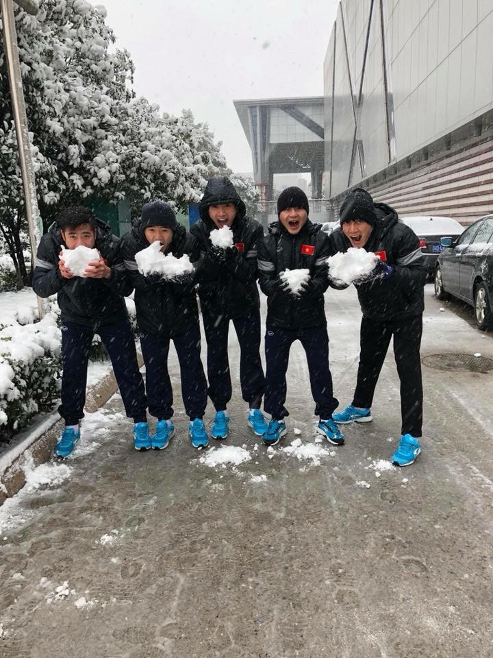 Tuyển thủ U23 Việt Nam vui đùa dưới tuyết trước trận quyết đấu ảnh 1