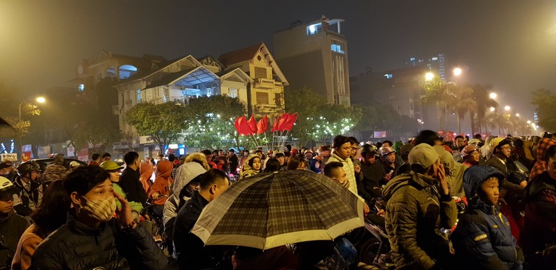 Người dân nô nức đổ ra đường đón năm mới  ảnh 2