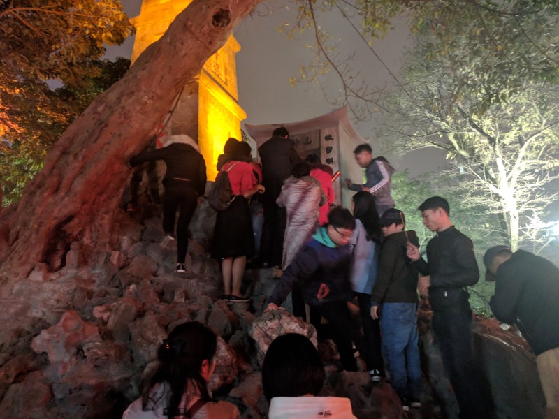 Người dân nô nức đổ ra đường đón năm mới  ảnh 7