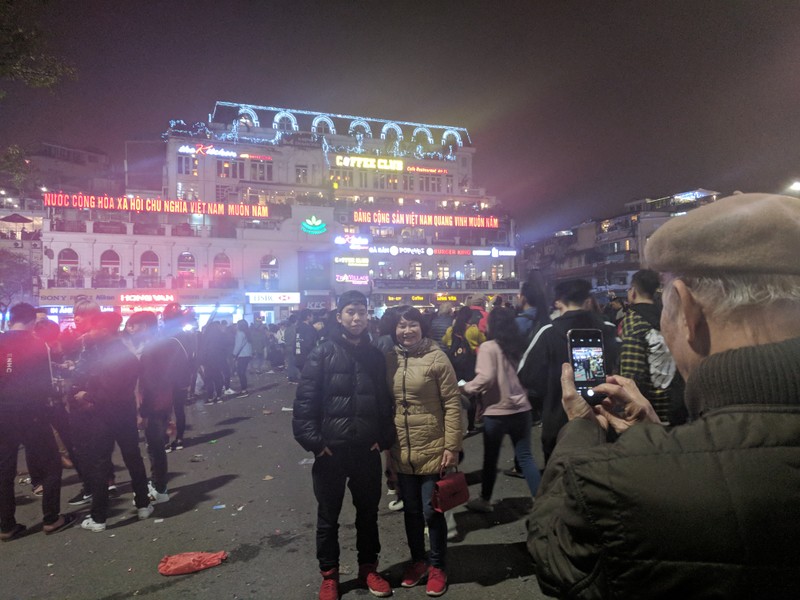 Người dân nô nức đổ ra đường đón năm mới  ảnh 8