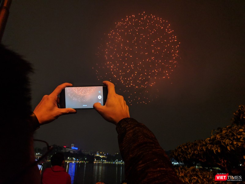 Người dân thủ đô Hà Nội sẽ được thưởng thức 15 phút trình diễn pháo hoa ở 30 điểm bắn với 31 trận địa, trong đó 9 trận địa bắn tầm cao ở các quận trung tâm