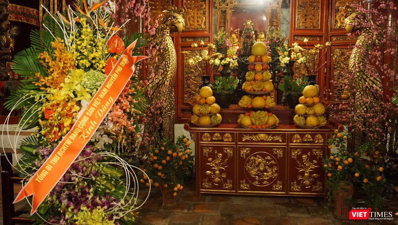 Lẵng hoa của Tổng Bí Thư Nguyễn Phú Trọng tại đền Ngọc Sơn.