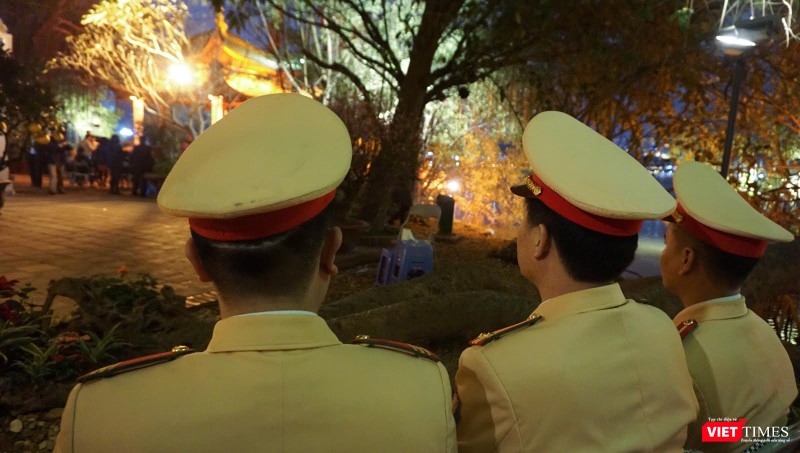 Các chiến sĩ cảnh sát vẫn phải túc trực trong đêm ngày 30 để đảm bảo an ninh.