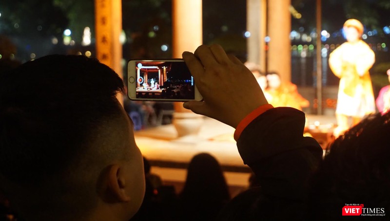 Người dân nô nức đổ ra đường đón năm mới  ảnh 4