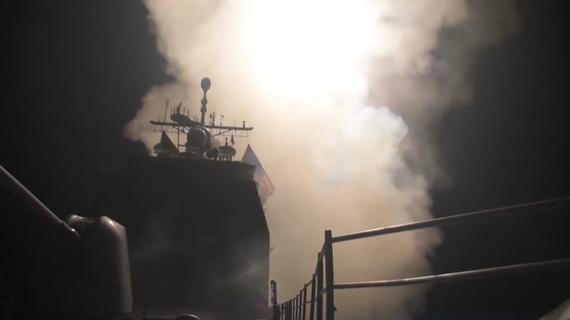 Tàu USS Menterey (CG 61) khai hỏa ngày 14/4. Nguồn: U.S Navy