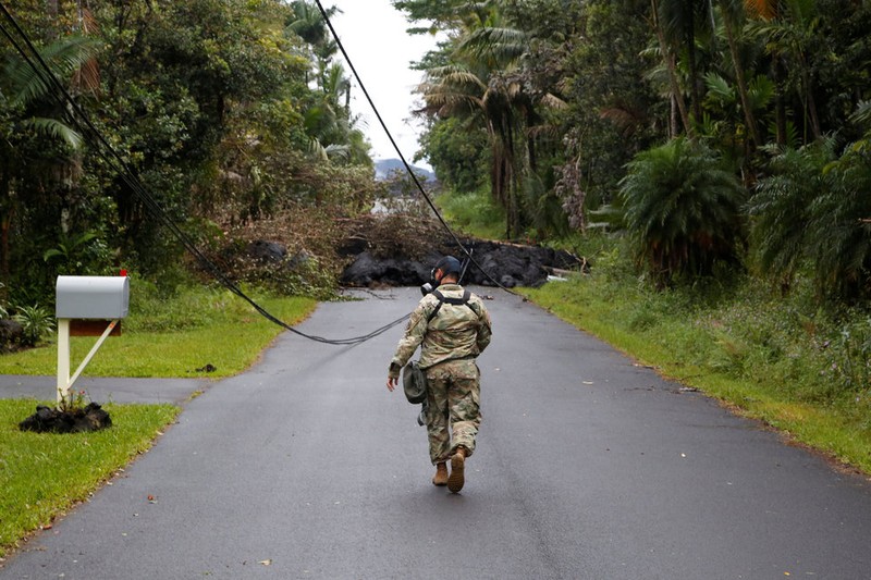 Hãi hùng cảnh núi lửa Kilanuea phun trào tạo nên cột khói bụi cao hàng nghìn mét trên bầu trời Hawaii ảnh 14