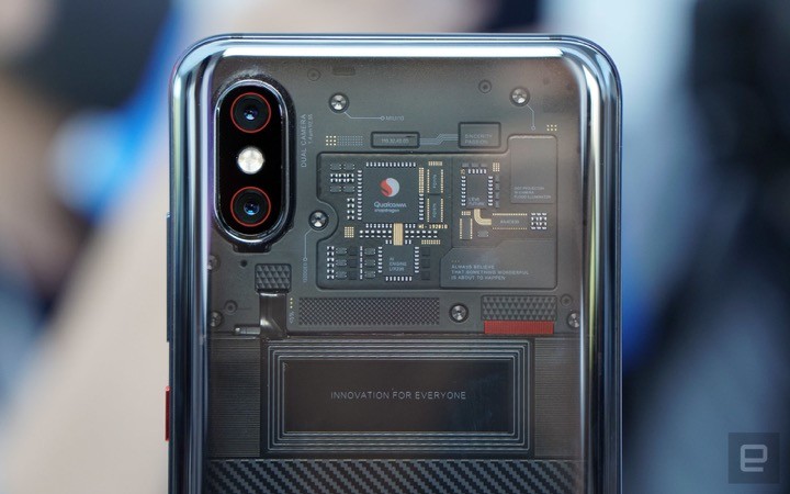 Cận cảnh mặt lưng trong suốt của Mi 8 Explorer Edition. Ảnh: Engadget