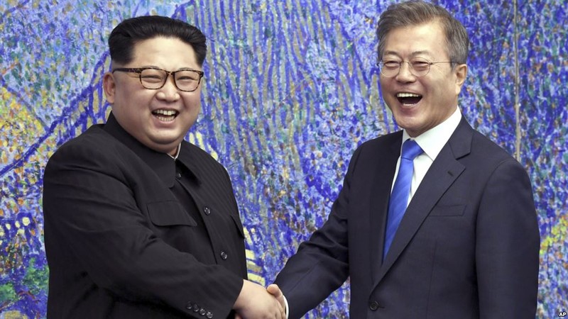 Tổng thống Hàn Quốc Moon Jae in và Lãnh đạo Triều Tiên Kim Jong un trong hội nghị thượng đỉnh Liên Triều (2018). Ảnh: Yonhap Tổng thống Hàn Quốc Moon Jae in và Lãnh đạo Triều Tiên Kim Jong un trong hội nghị thượng đỉnh Liên Triều (2018). Ảnh: Yonhap