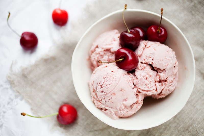 Kem vanilla Häagen-Dazs kèm sốt trái cherry. Ảnh: FarmersAlmaniac Kem vanilla Häagen-Dazs kèm sốt trái cherry. Ảnh: FarmersAlmaniac