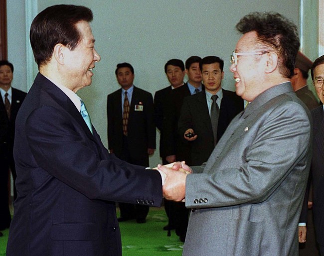 Tổng thống Hàn Quốc Kim Dae-jung và Lãnh đạo Triều Tiên Kim Jong-Il (cha của ông Kim Jong un) trong hội nghị thượng đỉnh Liên Triều (2000). Ảnh: Yonhap Tổng thống Hàn Quốc Kim Dae-jung và Lãnh đạo Triều Tiên Kim Jong-Il (cha của ông Kim Jong un) trong hội nghị thượng đỉnh Liên Triều (2000). Ảnh: Yonhap