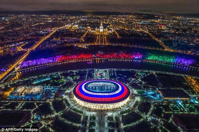 Luzhniki Stadium tại Moscow đẹp rực rỡ về đêm, bao quanh là dòng sông Moskva. Ảnh: AFP/Getty Images