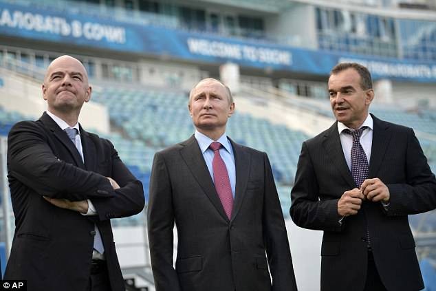 Tổng thống Nga Vladimir Putin và Chủ tịch FIFA Gianni Infantino trong một lần tới quan sát quá trình thi công sân vận động phục vụ World Cup 2018. Ảnh: AP
