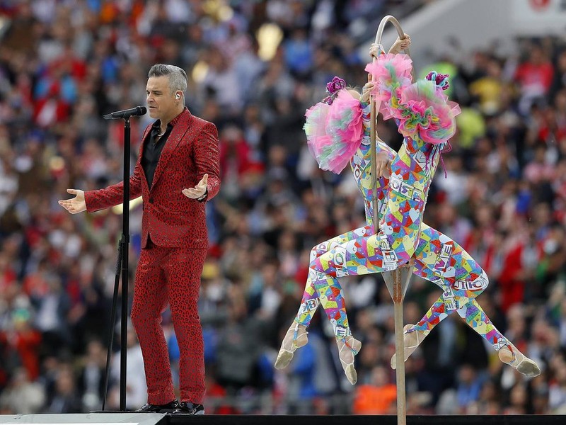 Robbie Williams trình diễn tại Lễ khai mạc World Cup 2018. Ảnh: Independent Robbie Williams trình diễn tại Lễ khai mạc World Cup 2018. Ảnh: Independent