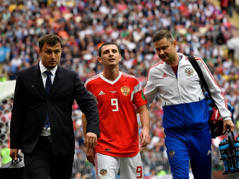 Dzagoev rời sân vì chấn thương gân kheo. Ảnh: Indepenent Dzagoev rời sân vì chấn thương gân kheo. Ảnh: Indepenent